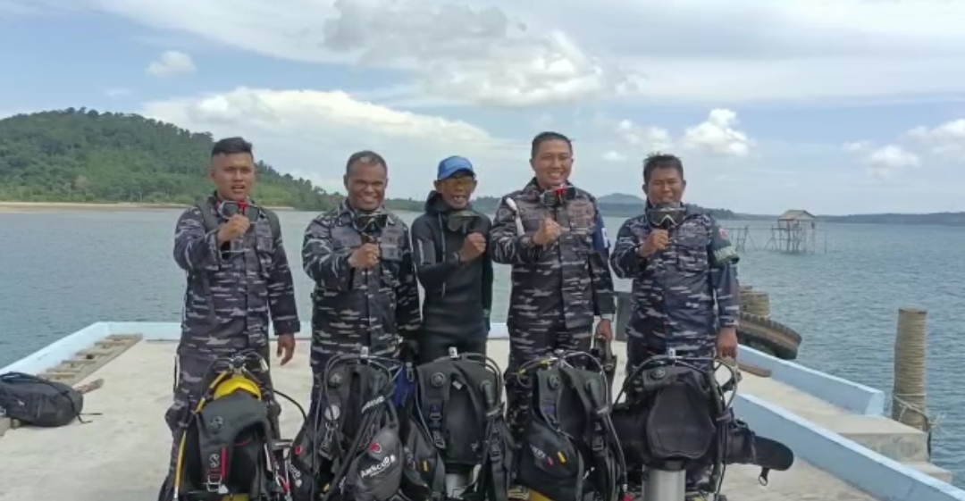 Dalam ulang tahun Republik Indonesia ke- 77, Lanal Dabo Singkep Kibarkan Bendera Merah Putih Dibawah Laut Perairan Pulau Serang