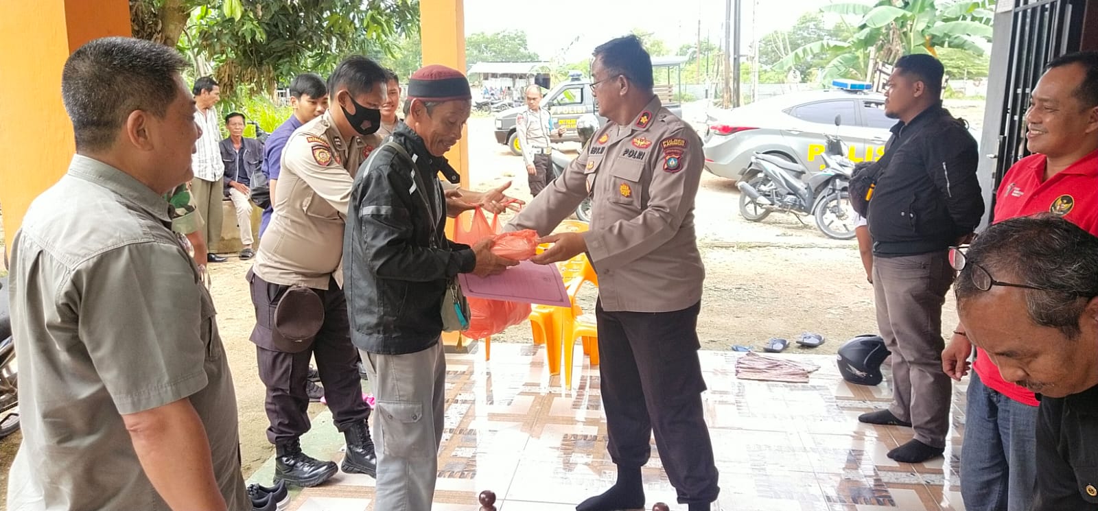 Jum'at Barokah, Kapolsek Balai Karimun Bagikan Nasi Bungkus Kepada Warga