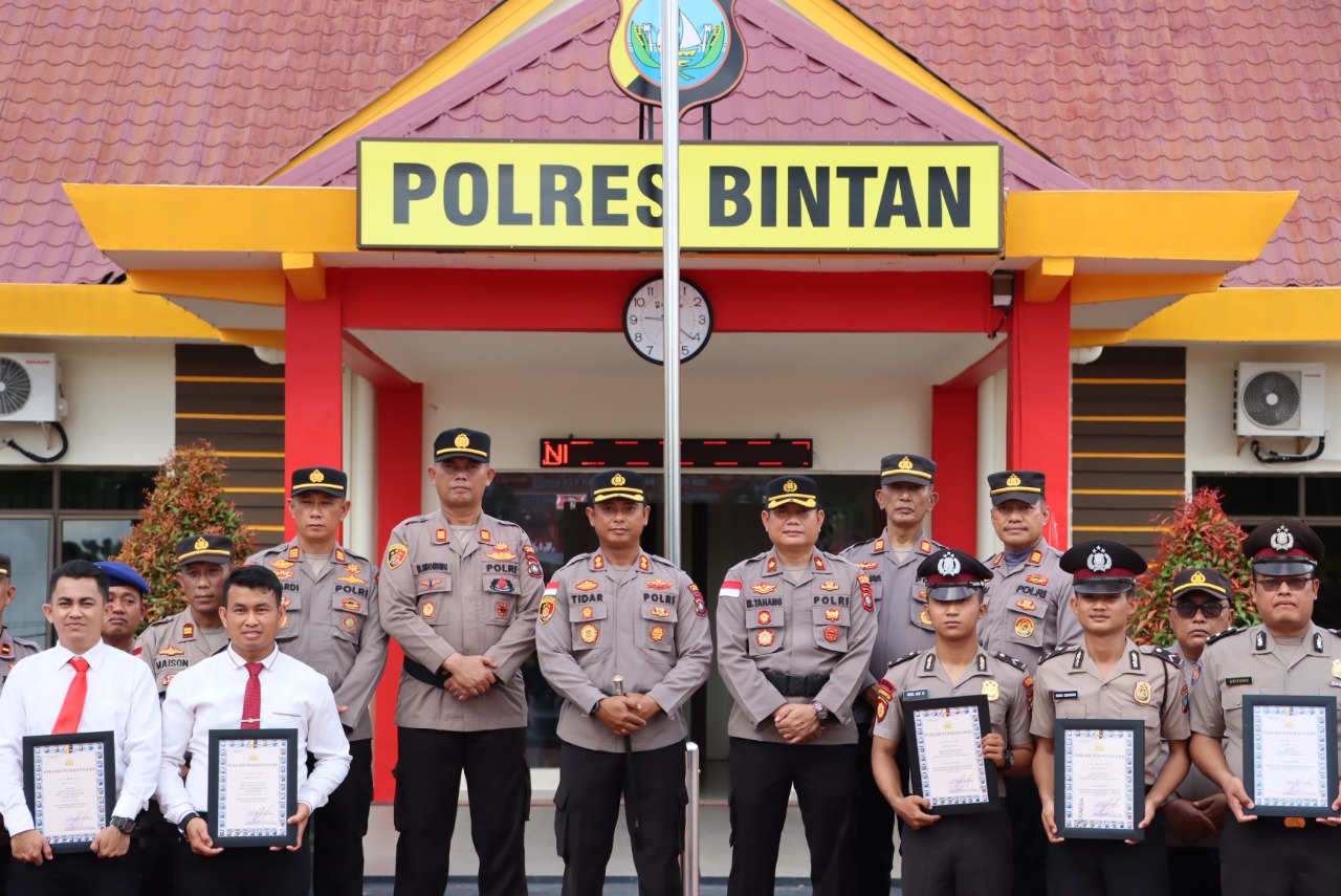 20 Personil Polres Bintan Mendapatkan Penghargaan Dari Kapolres