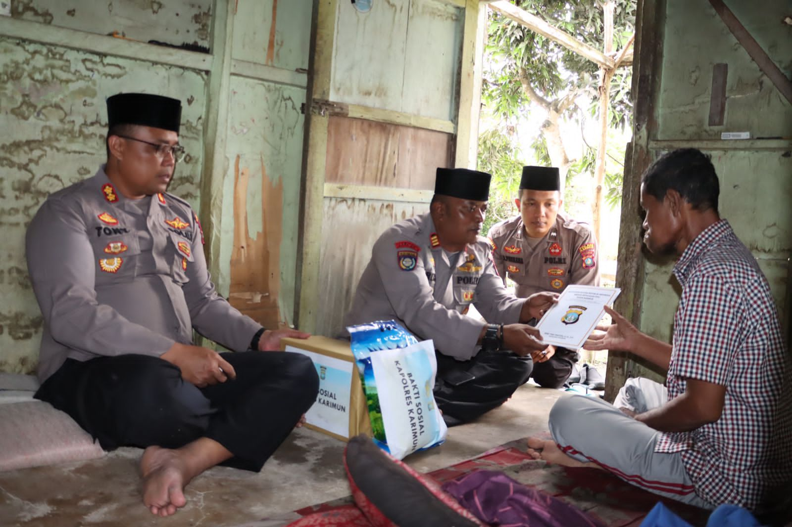 Jum'at Berkah, Kapolres Karimun Santuni Penderita Tumor