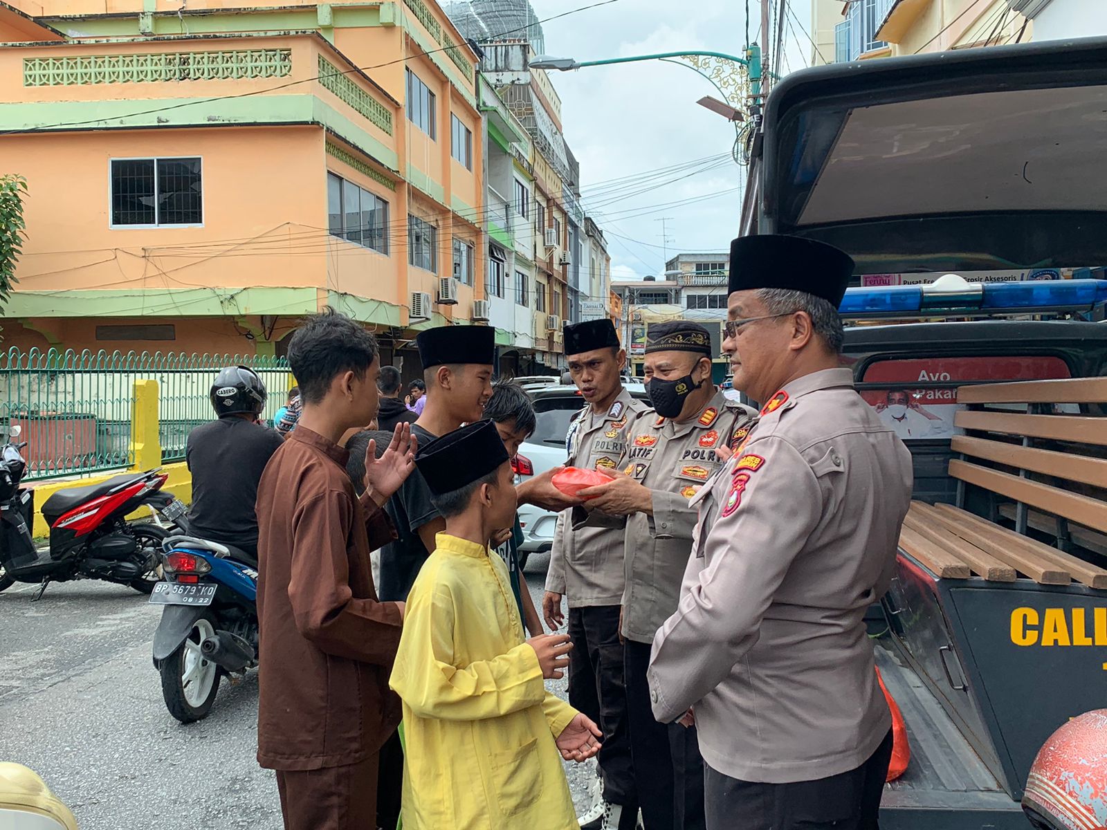 Jum'at Barokah, Kapolsek Balai Karimun Bagikan Nasi Bungkus Kepada Warga