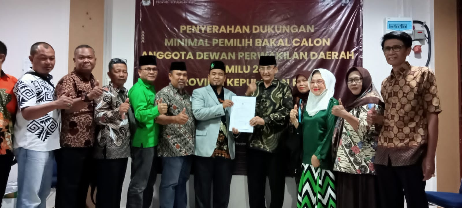 Ismeth Abdullah Resmi Serahkan Syarat Dukungan Minimal Sebagai Bacalon DPD RI ke KPU Provinsi Kepulauan Riau