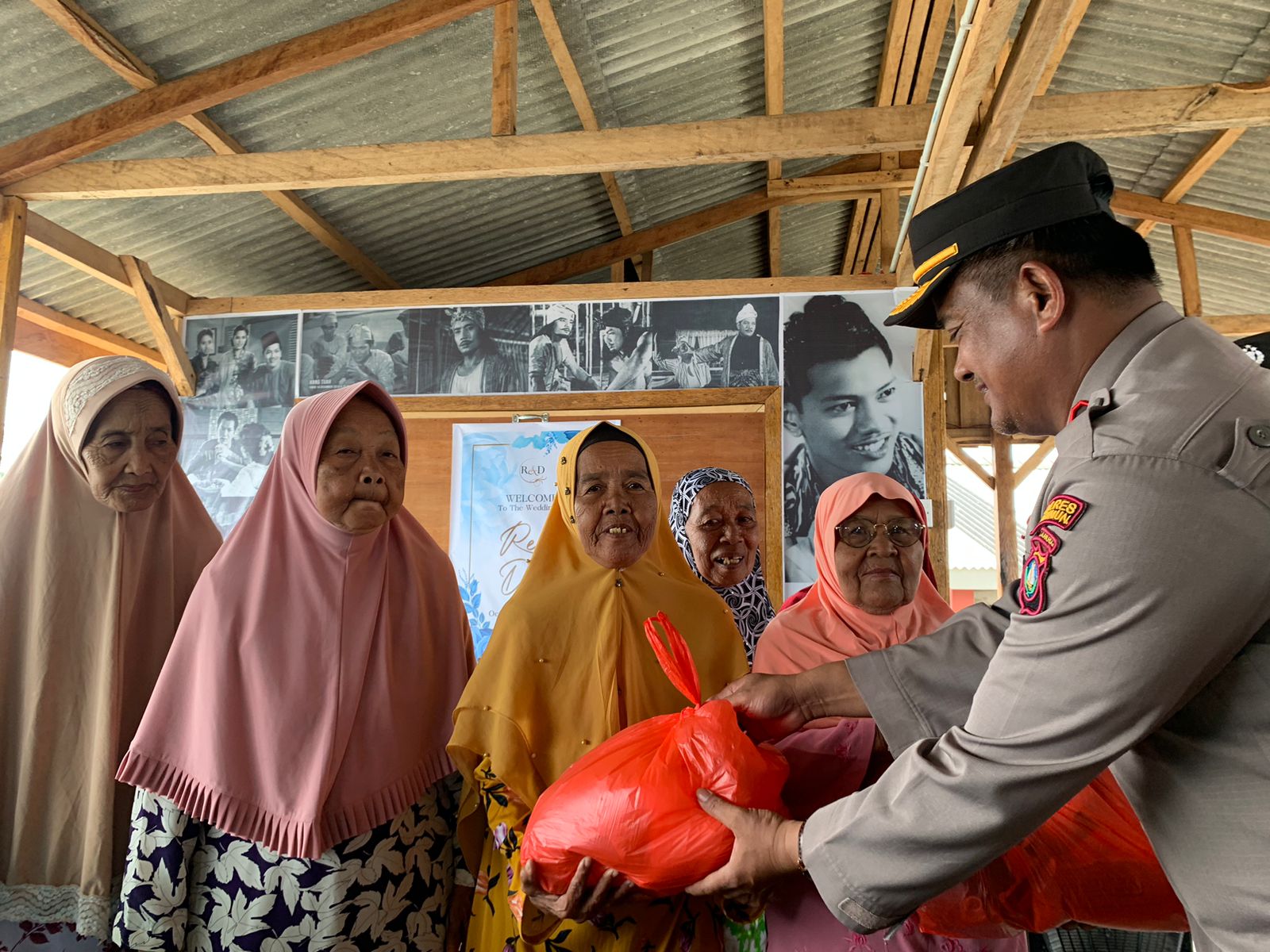 Polsek Tanjung Balai Dan Polres Karimun Gelar Silaturahmi Bersama Tokoh Masyarakat Serta Bagikan Bansos Ke Masyarakat