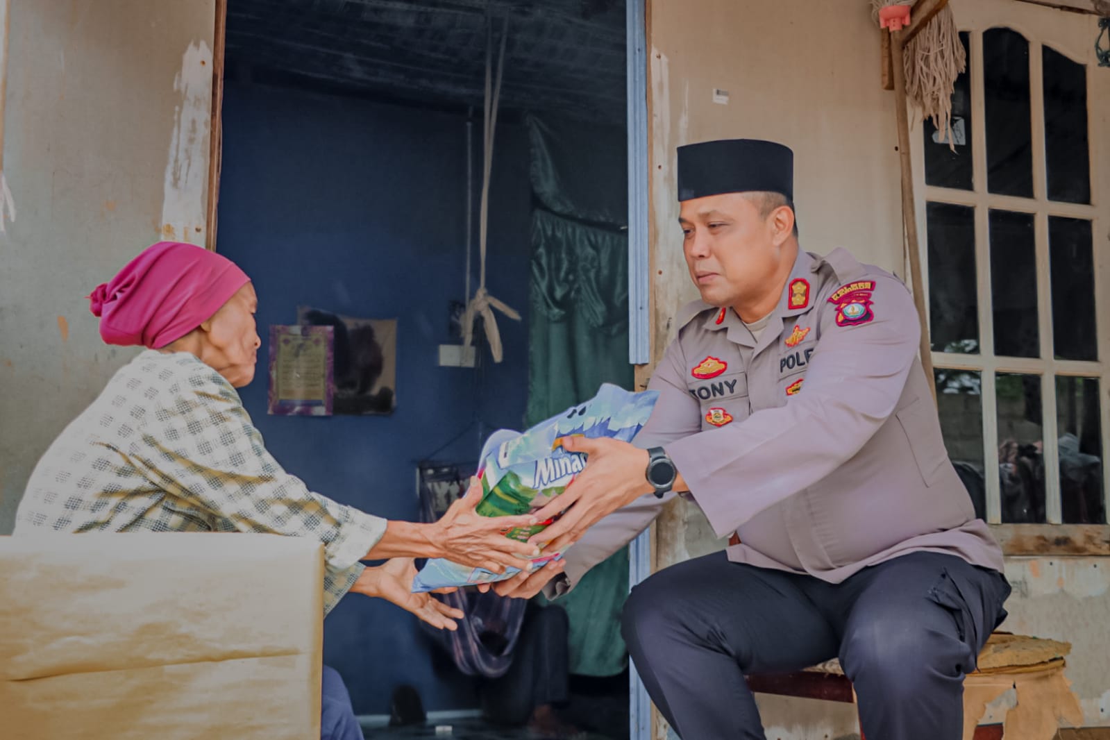 Kapolres Karimun Bersama Sat Binmas Berbagi Kepda Masyarakat Yang Membutuhkan Bantuan