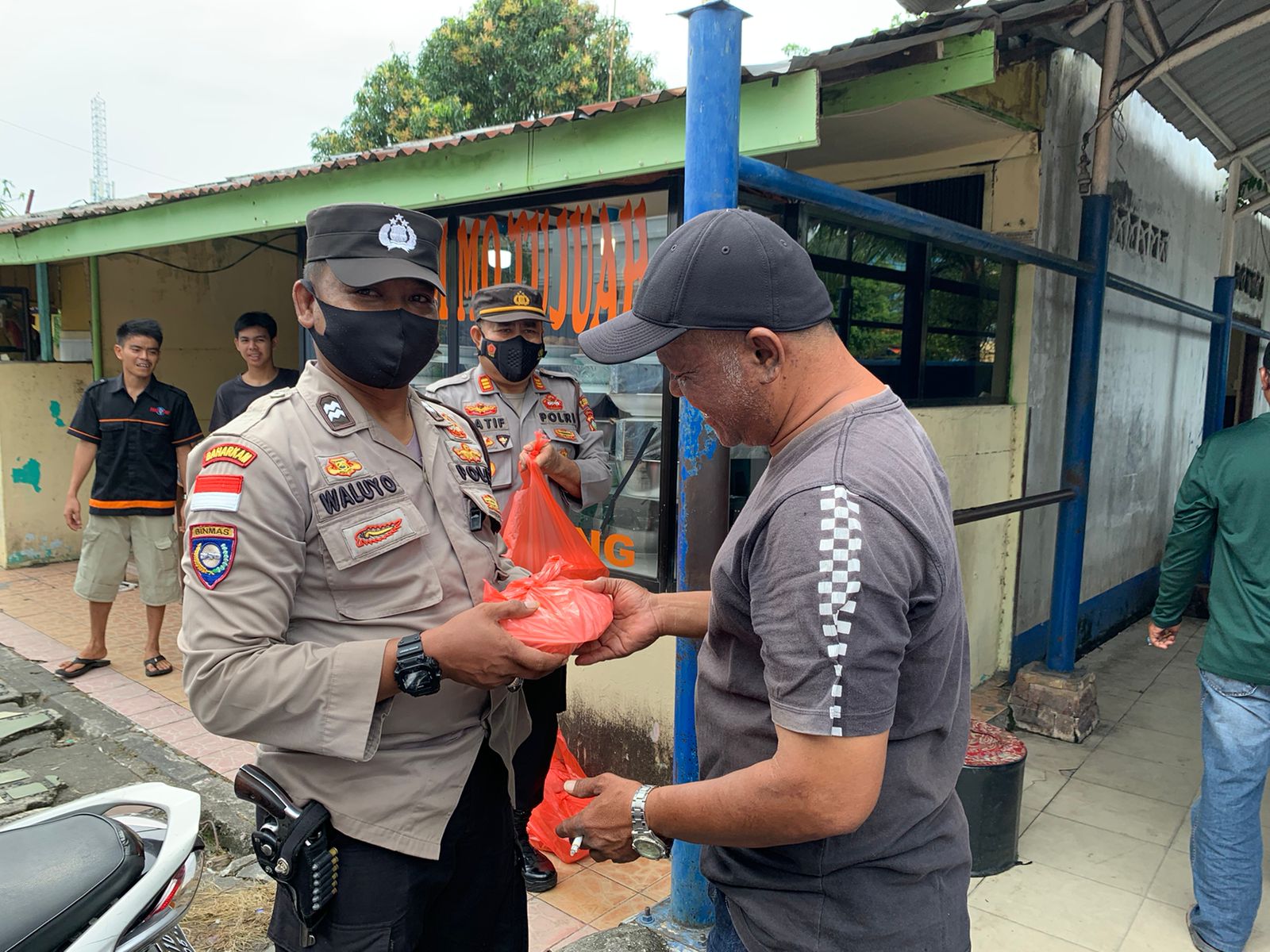 Jum'at Barokah, Kapolsek Balai Karimun Bagikan Nasi Bungkus Kepada Warga