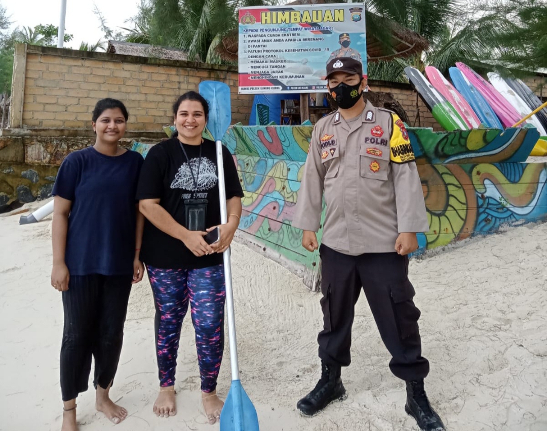 Polres Bintan Melalui Bhabinkamtibmas Beri Himbauan Keselamatan Kepada Pengunjung Tempat Wisata Pantai