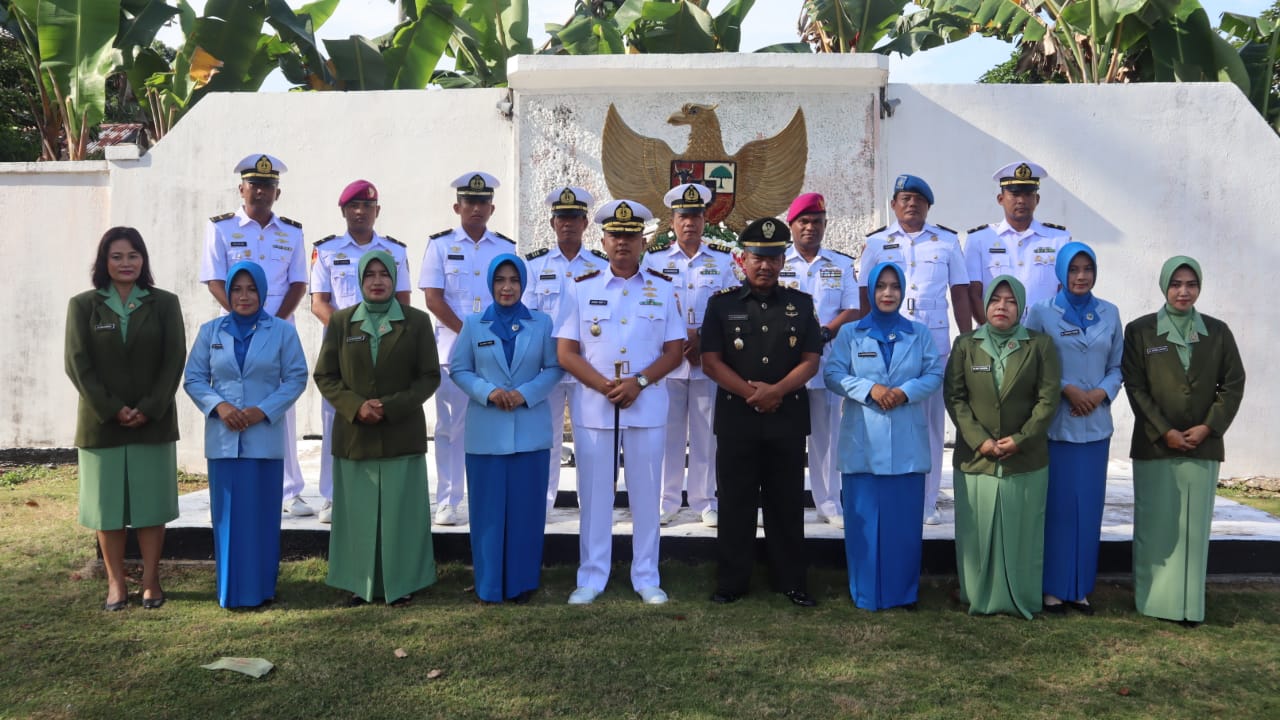 Jelang HUT Ke-77 TNI, Lanal Dabo Singkep Laksanakan Ziarah Tabur Bunga Di TMP