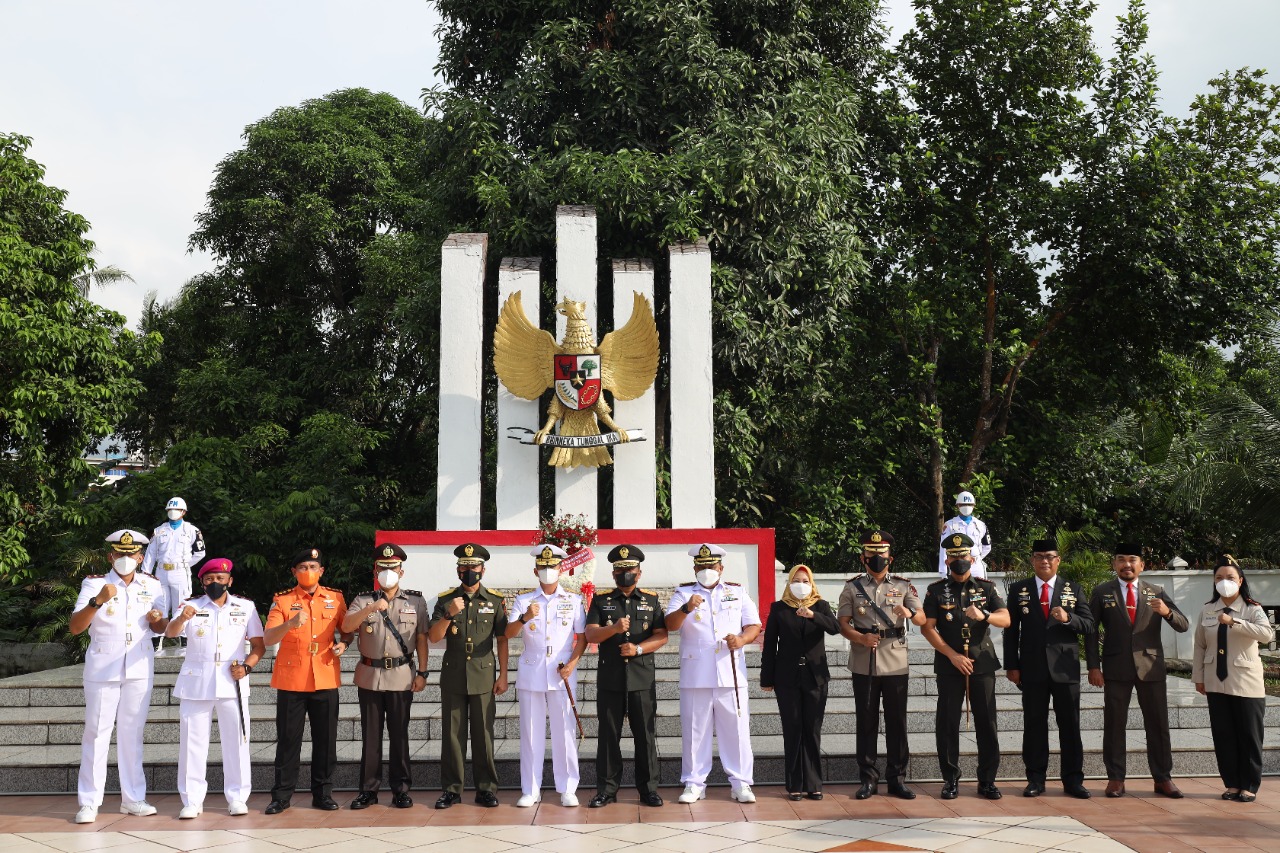 DANLANTAMAL IV PIMPIN UPACARA ZIARAH ROMBONGAN JELANG HUT TNI KE-77 TAHUN 2022