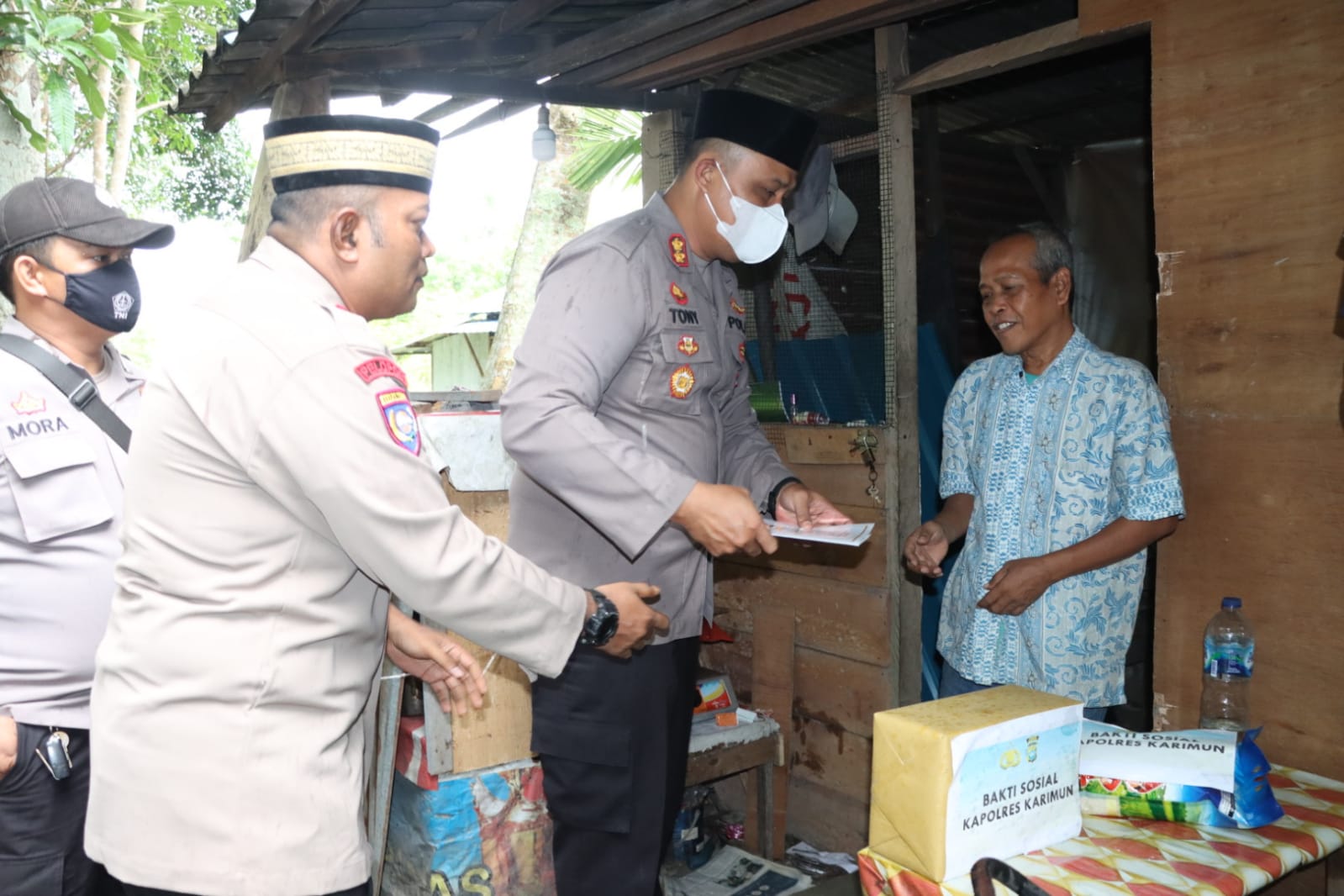 Jum'at Berkah, Kapolres Karimun Sambangi Warga Pengidap Jantung & Ginjal