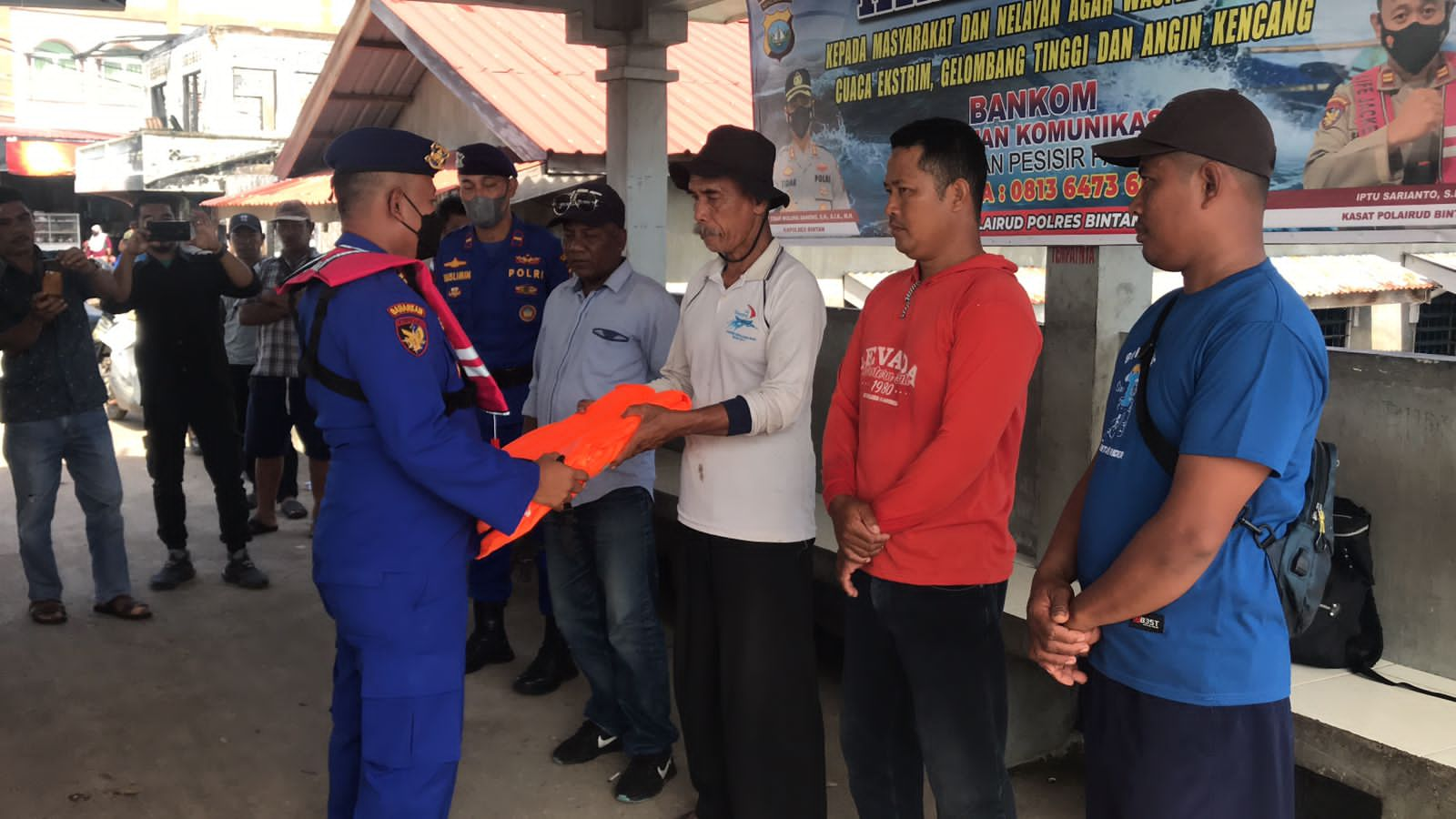 Satpolair Polres Bintan, Berikan Bantuan Sosial life Jacket Kepada Nelayan