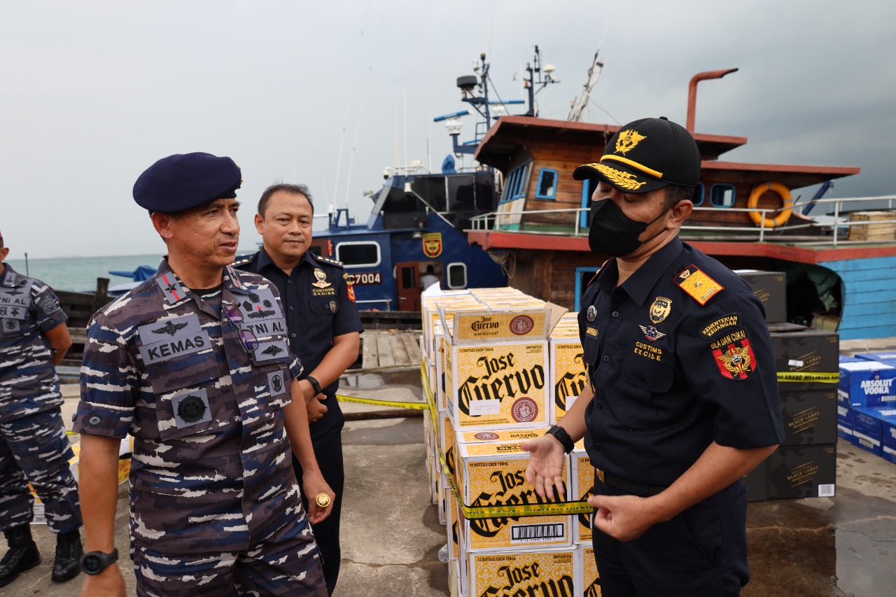 Lantamal IV dan Tim Gabungan Bea Cukai Amankan 8.784 Minuman Beralkohol di Perairan Tanjung Datuk Batam