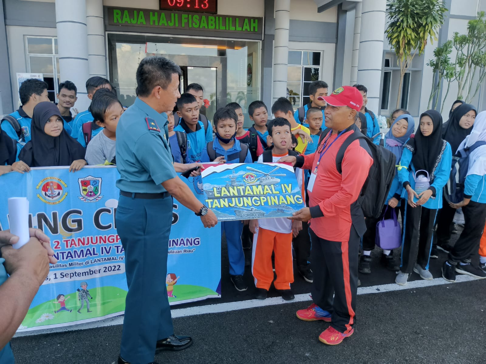 Sekolah Luar Biasa (SLB) Negeri 2 Tanjungpinang Mengunjungi Lantamal IV