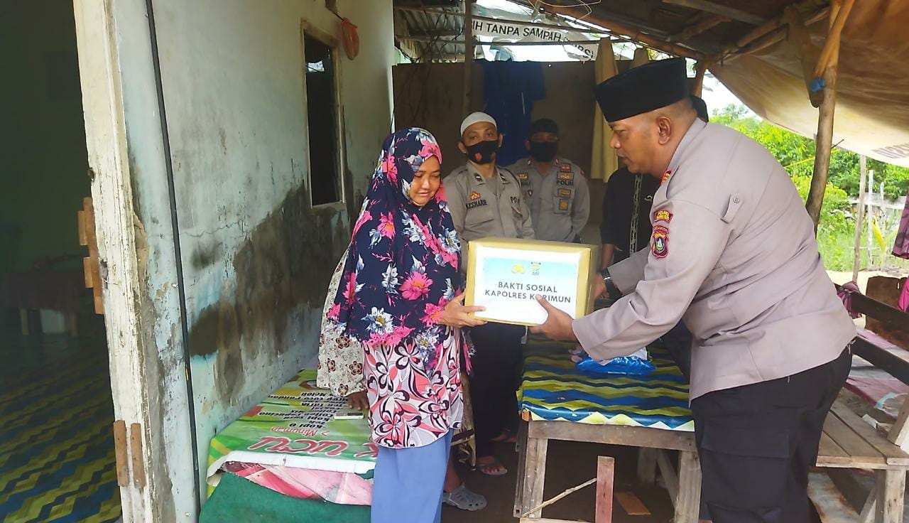 Jum’at Berkah, Satbinmas Polres Karimun Ulurkan Bantuan Kapolres Kepada Masyarakat