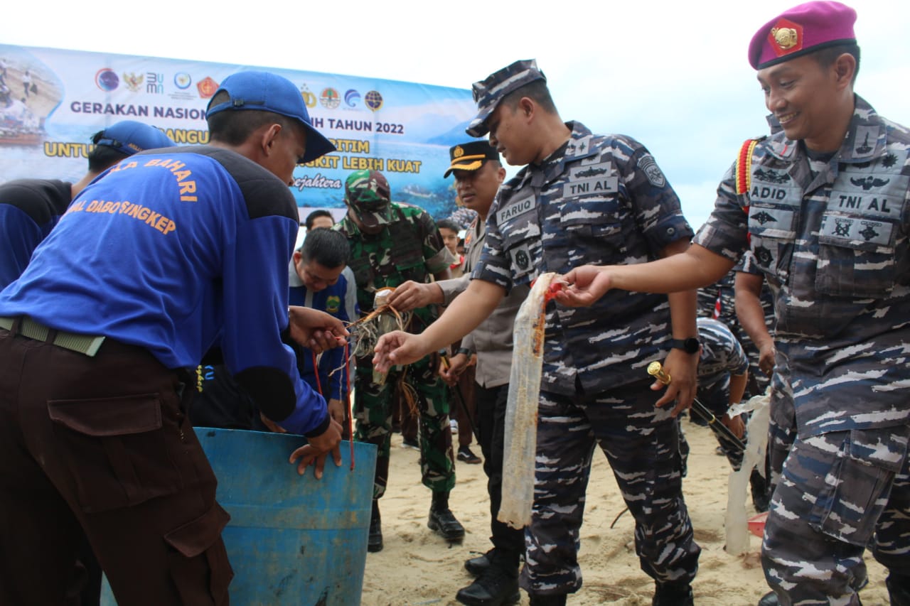 Dalam Rangka Menyambut HUT Ke-77 TNI AL, Lanal Dabo Singkep Gelar Gerakan Nasional Laut Bersih Tahun 2022