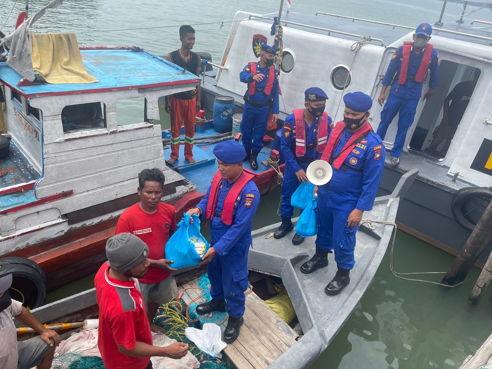 Satuan Polairud Polres Karimun Salurkan Bansos Kepada Masyarakat Nelayan Yang Terdampak Penyesuaian Harga BBM