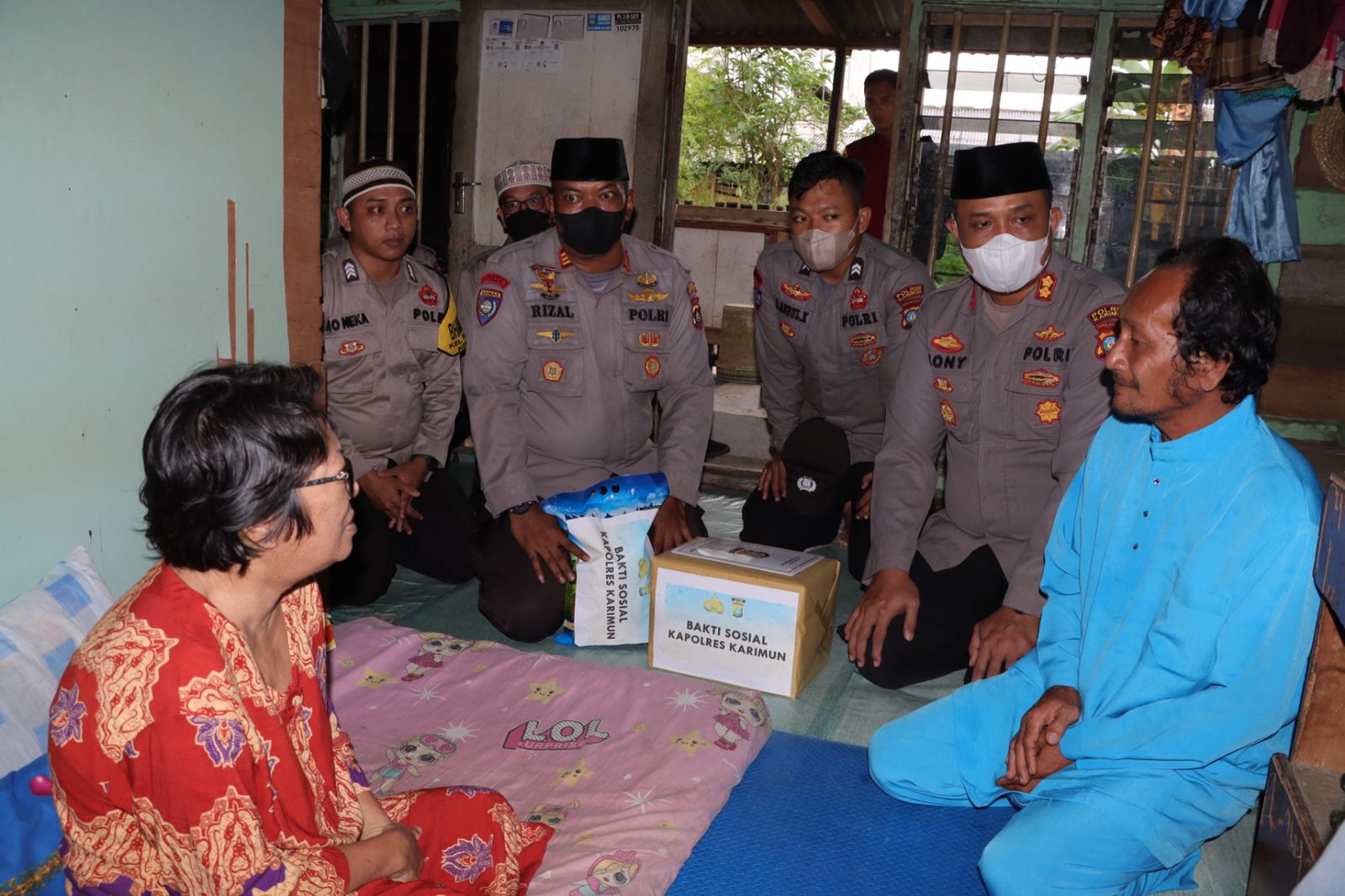 Jum’at Berkah, Satbinmas Polres Karimun Ulurkan Bantuan Kapolres Kepada Masyarakat Yang Membutuhkan