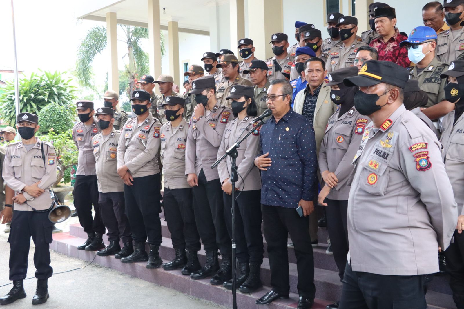 Kapolres Karimun Libatkan 142 Pesonel Dalam Pengamanan Unjuk Rasa, Serikat Pekerja Seluruh Indonesia ( SPSI ) Kabupaten Karimun Di Gedung DPRD Kabupaten Karimun