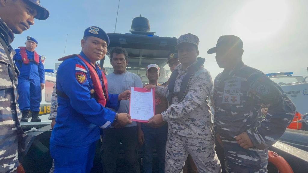 Satpolairud Polres Karimun & Inkait Jemput 2 Nelayan di Perairan Batu Pahat Johor Malaysia