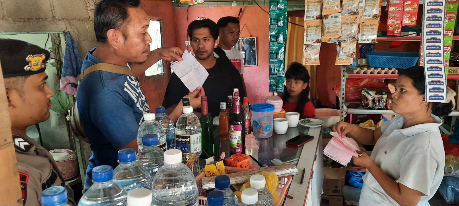 Gelar Operasi Pekat, Polsek Batu Aji Sita Ratusan Botol Miras