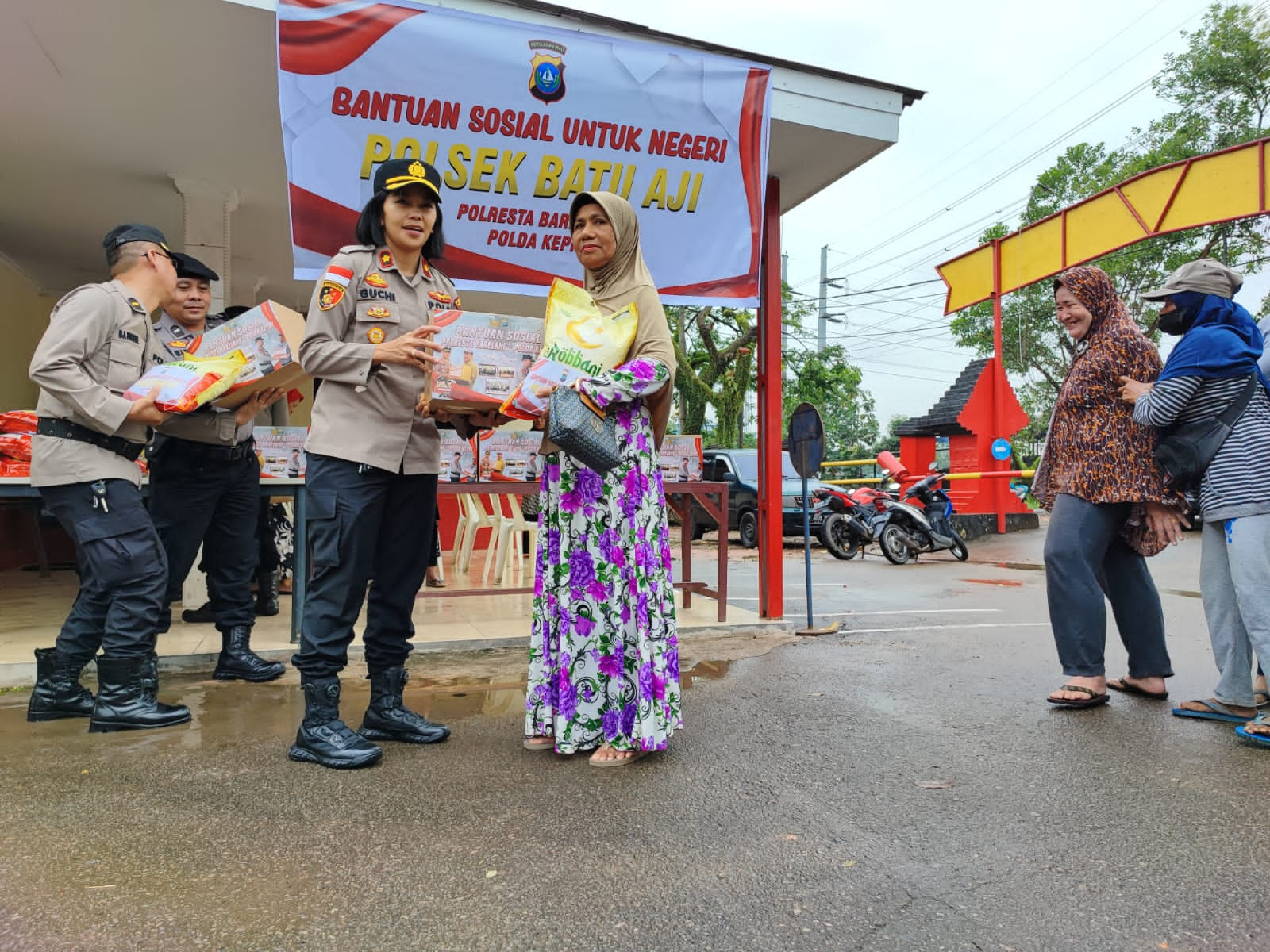 Polsek Batu Aji Laksanakan Pembagian Baksos Kepada Masyarakat Yang Membutuhkan