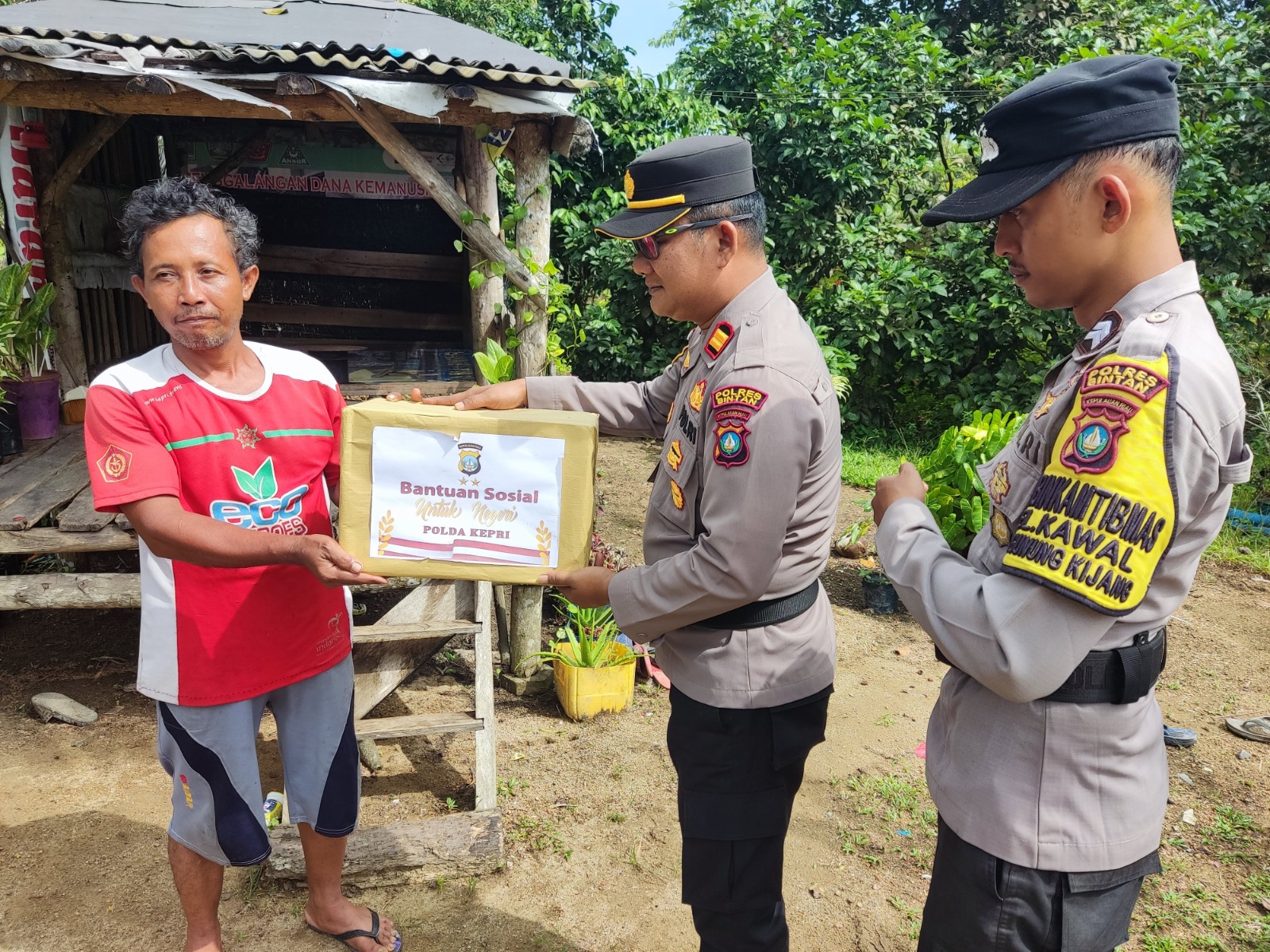 Polres Bintan Terus Memberikan Bantuan Sosial Polda Kepri Dihari Jumat Yang Penuh Berkah