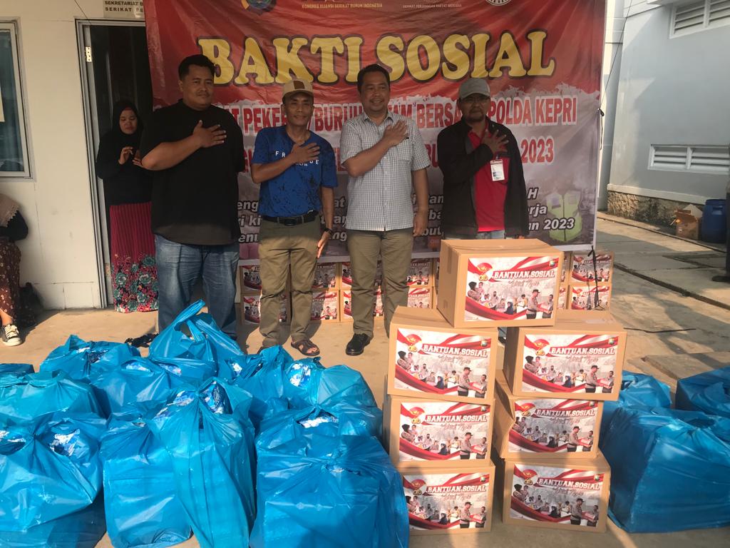 Menyambut Hari Buruh Polda Kepri, Bersama Dengan Serikat Buruh Kota Batam Melaksanakan Baksos