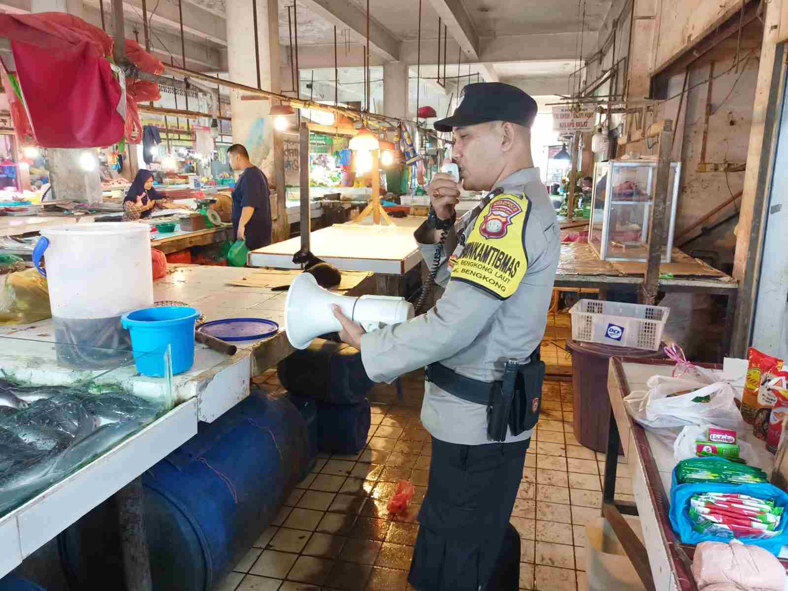 Bhabinkamtibmas Kelurahan Bengkong Laut Sambangi Pasar Shopping Centre