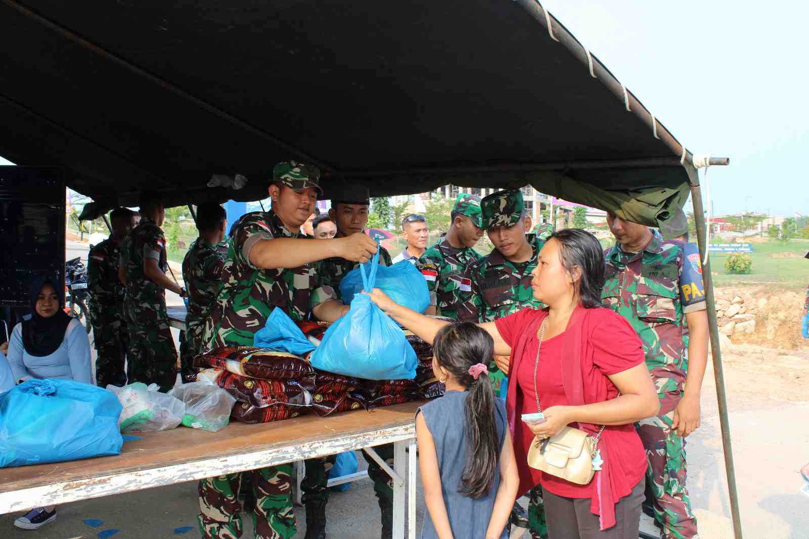 Semarakan Hut AU Ke 77 di Bulan Ramadan, TNI Lanud Hang Nadim Gelar Bazar