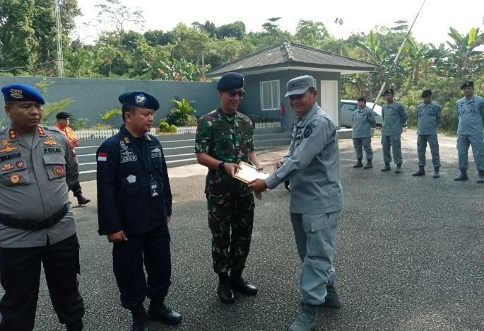 Markas Zona Bakamla Barat Memberikan Penghargaan "Raksamahiva Camudresu Nusantarasya" Kepada Intansi Kota Batam