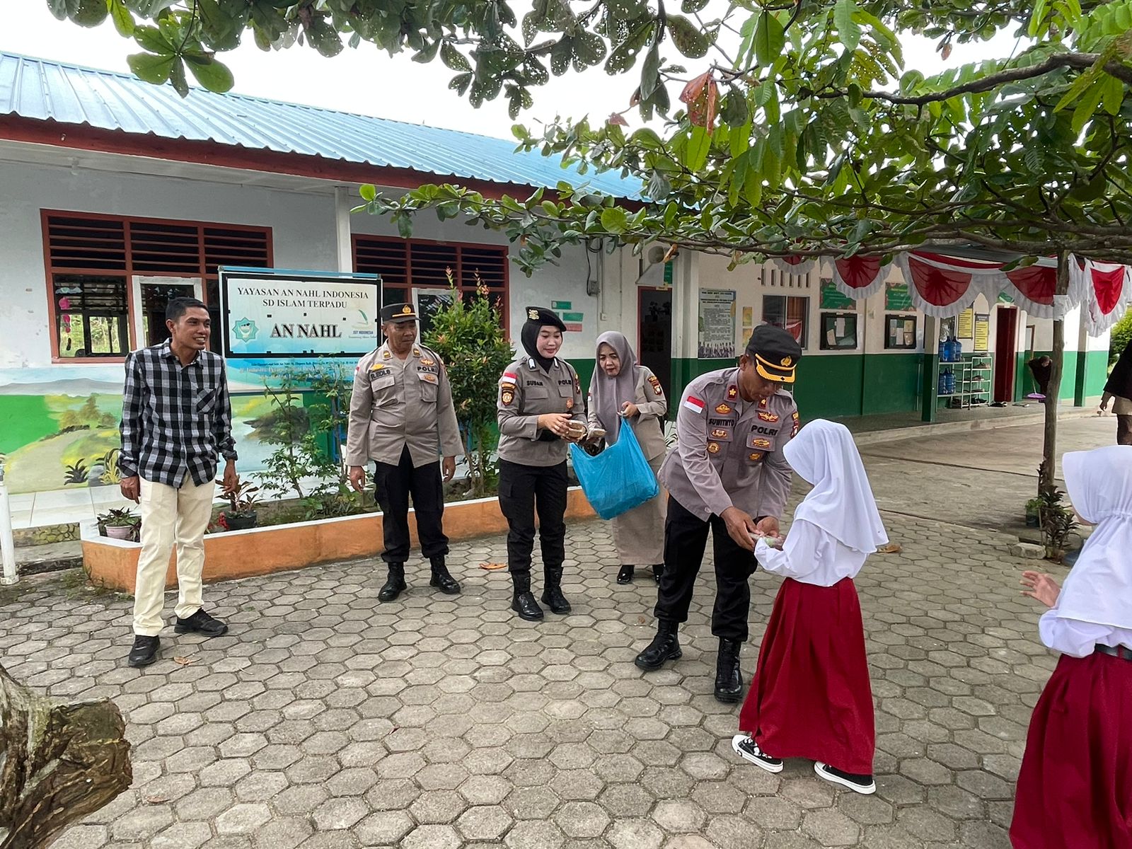 Menyambut Hari Kemerdekaan Republik Indonesia, Polres Bintan Bagikan Sarapan Merah Putih