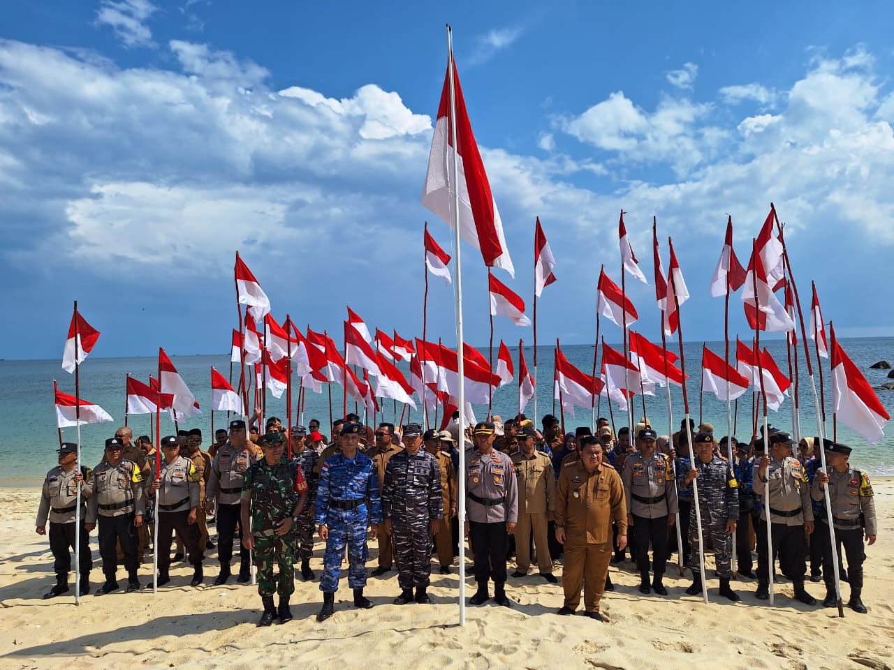 Polres Bintan Kibarkan Ribuan Bendera Merah Putih di Pantai Senggiling