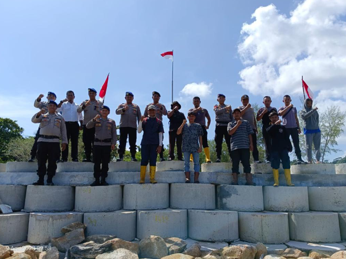 Polres Bintan Kibarkan Bendera Merah Putih Di Pulau Terluar