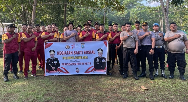 Polsek Bengkong, Bersama Jajaran Polresta Barelang Bersihkan Sampah di Wisata Miniatur Rumah Adat Batam