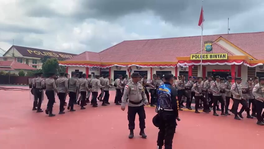 Polres Bintan Kirimkan Bantuan Pasukan Pengamanan Aksi Unjuk Rasa Di Kantor Gubernur Kepulauan Riau