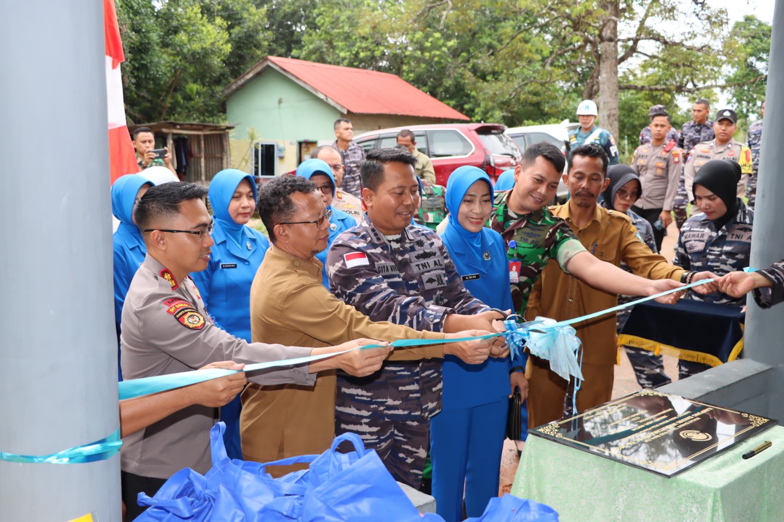 Kapolres Bintan Dampingi Danlanal Bintan Resmikan Kampung Bahari Wilayah Bintan