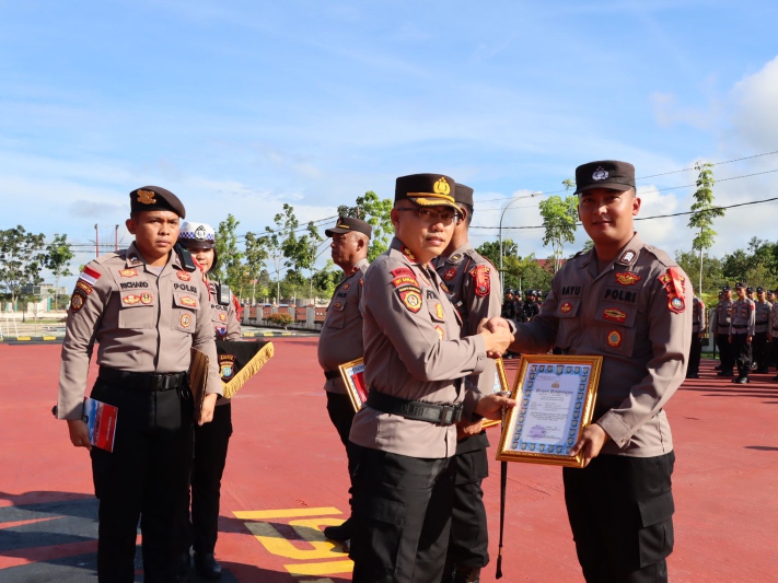 Kapolres Bintan Berikan Penghargaan Kepada Polisi Teladan Penilaian Bulan  Oktober dan November