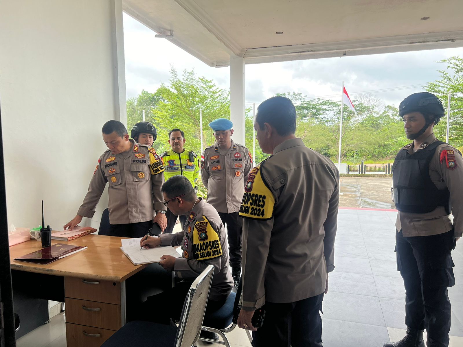 Wakapolres Bintan Cek Langsung Personil Pengamanan di Kantor KPU Bintan