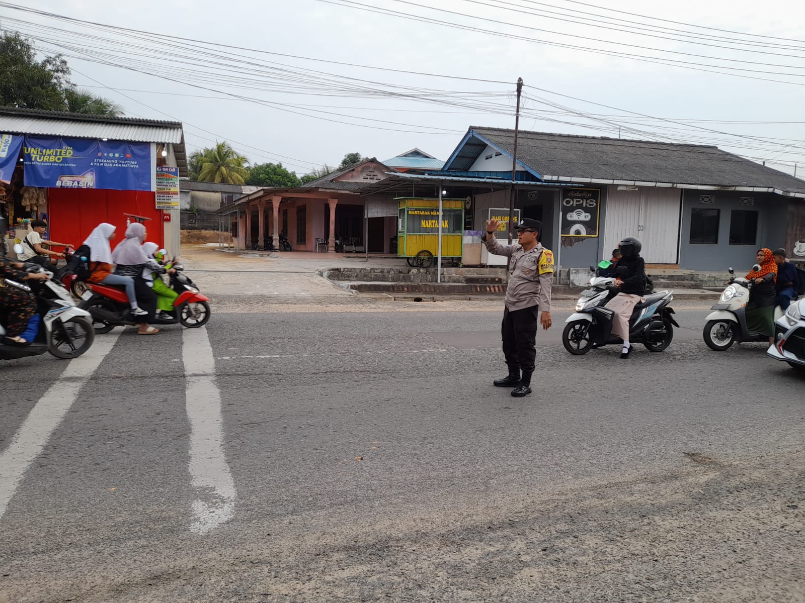 Berikan Rasa Aman, Polresta Tanjungpinang Bantu Anak Sekolah Menyebrang Jalan