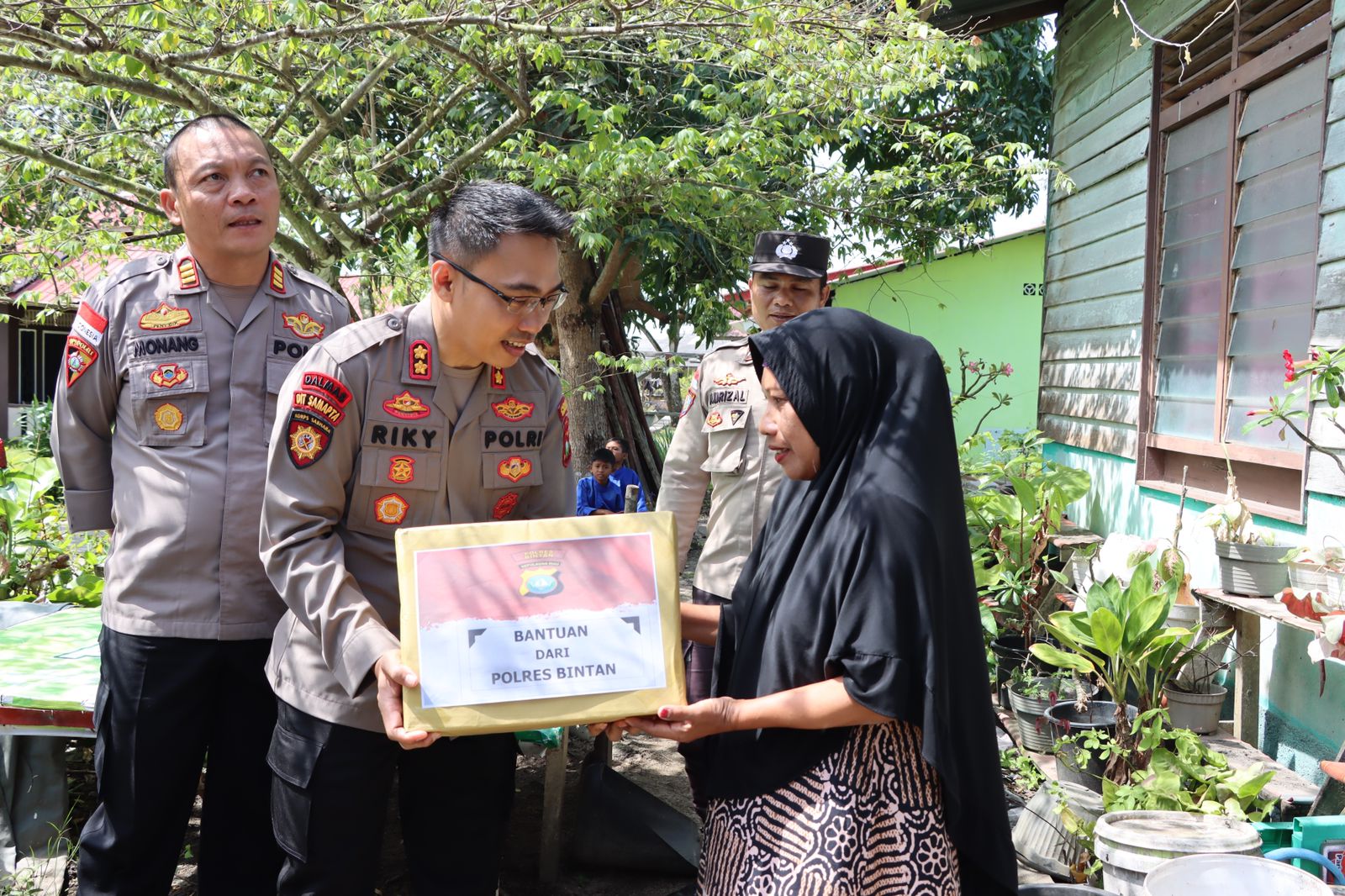 Jumat Berbagi, Kapolres Bintan Serahkan Paket Sembako Kepada Masyarakat