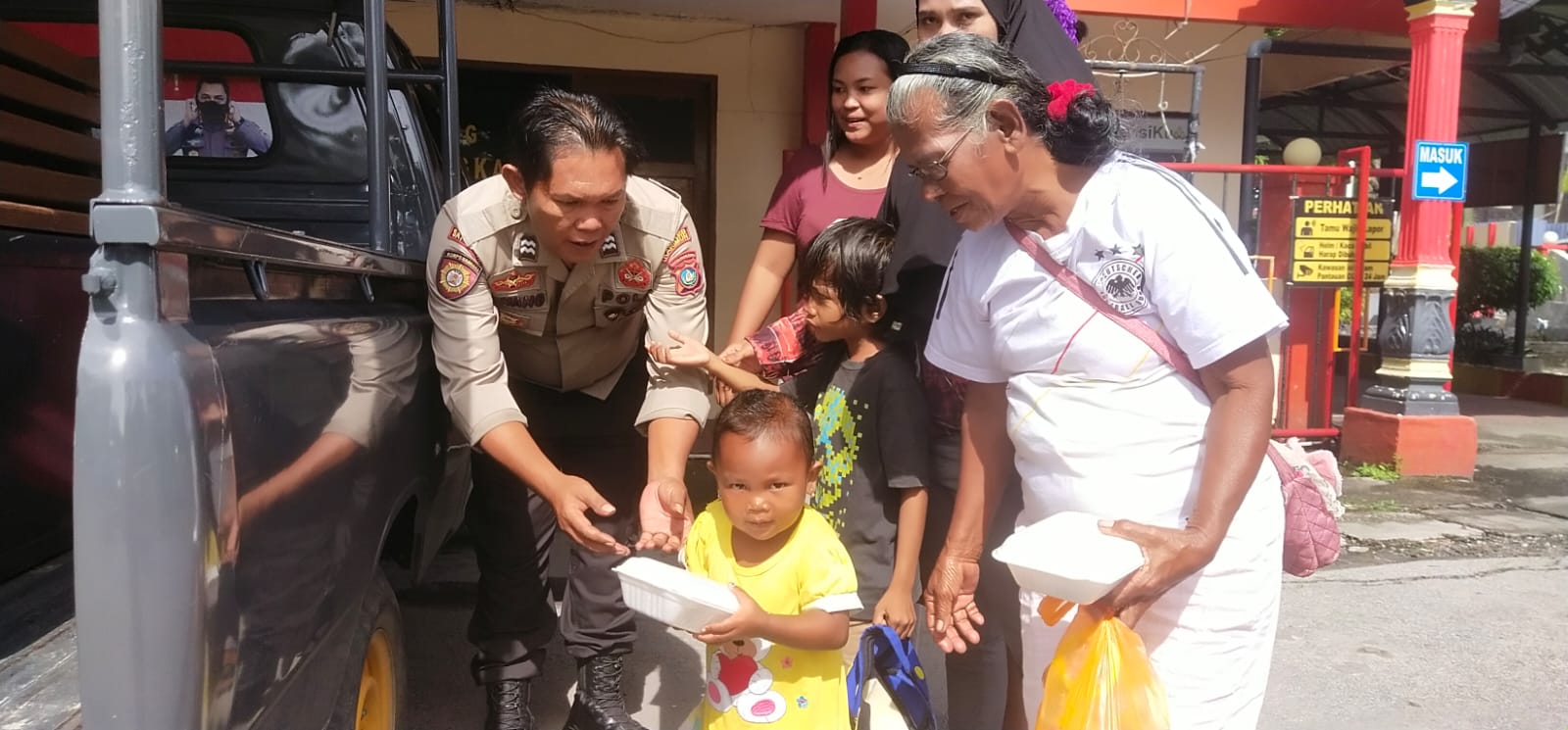 Jum'at Barokah, Kapolsek Balai Karimun Bagikan Nasi Bungkus Kepada Warga