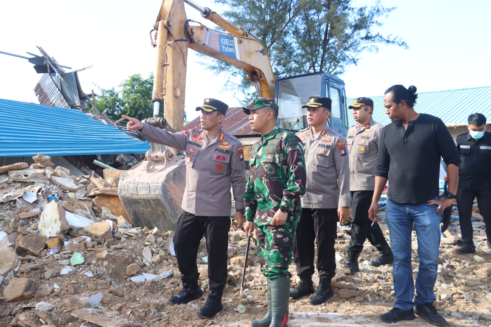 Akibat Melawan Petugas, 14 Orang di Amankan Saat dilakukan Penertiban Bangunan Ruli di Tangki 1000