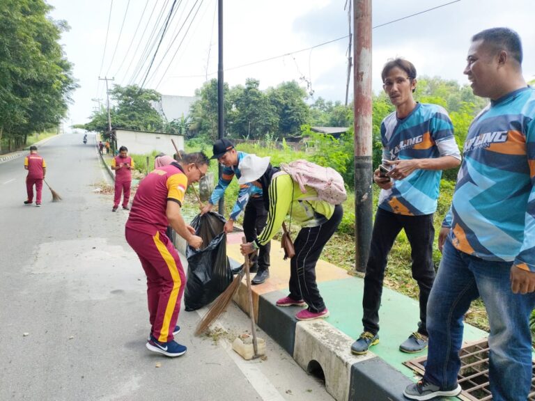 Polres Karimun dan Polsek Jajaran Bersama Masyarakat, Melaksanan Gotong Royong Membersihkan Sampah