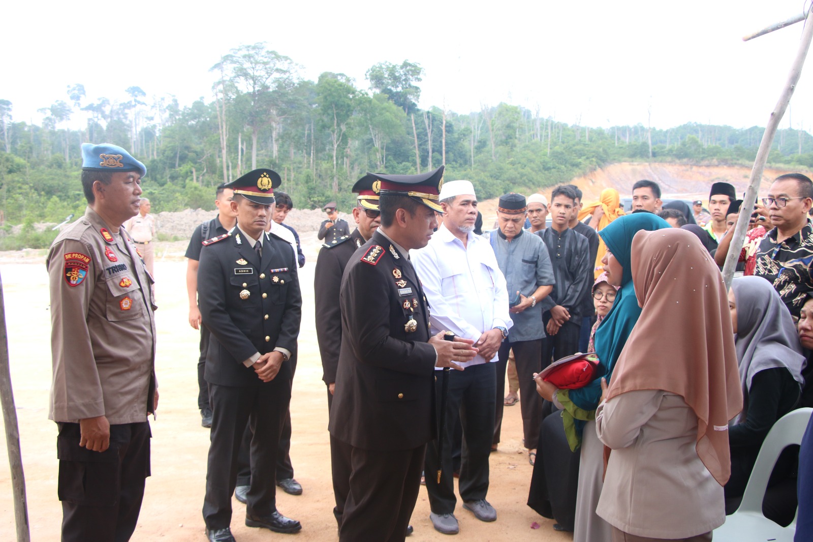 Kapolresta Barelang Pimpin Upacara Pemakaman Secara Dinasan  Personil Polresta Barelang