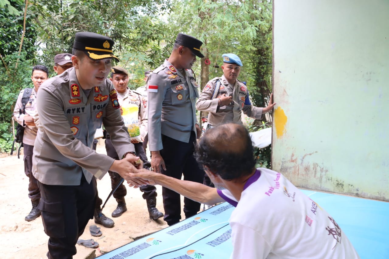 Jumat Berkah, Kapolres Karimun Ulurkan Bantuan Untuk Pak Djamaluddin Warga Kec. Buru