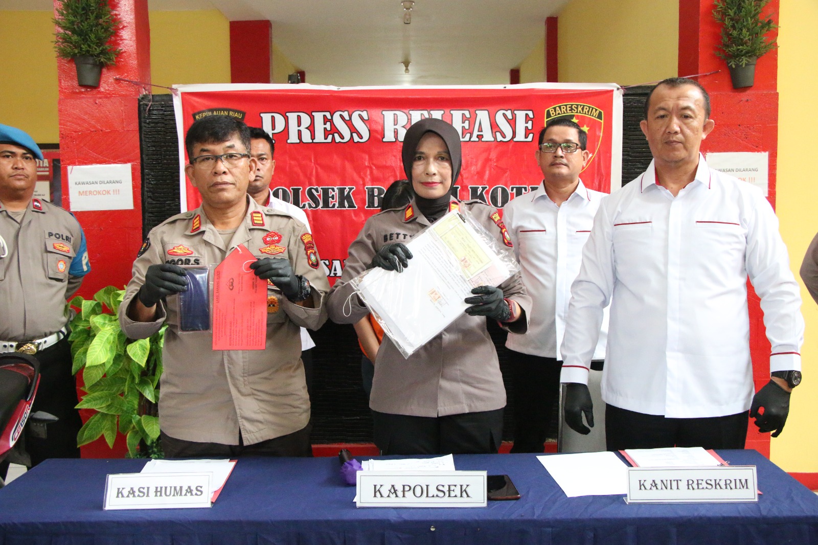 Kapolsek Batam Kota Gelar Konferensi Pers Ungkap Pelaku Penipuan dan Penggelapan Penjualan Sepeda Motor