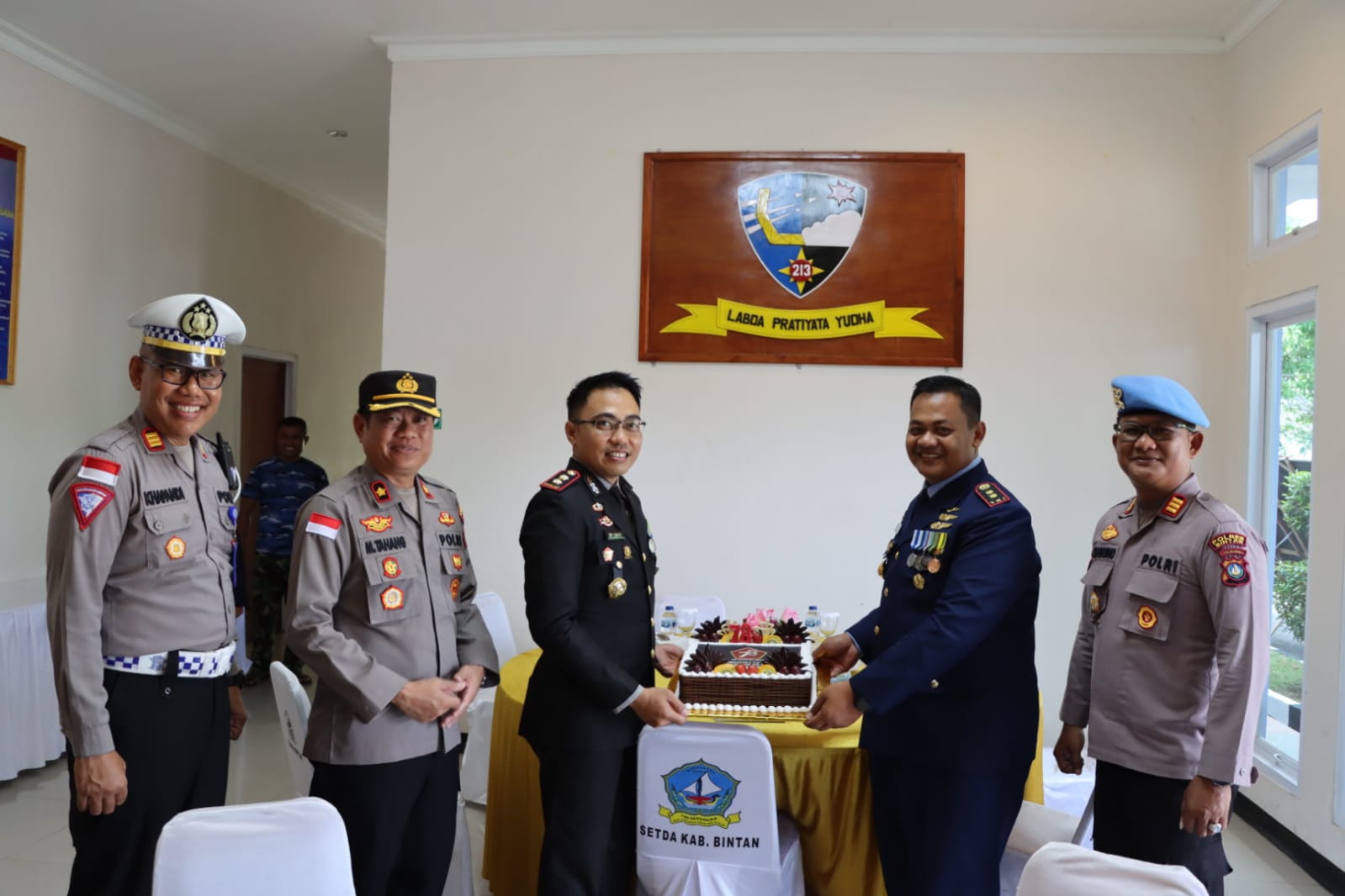 Kapolres Bintan Ucapkan Selamat Ulang Tahun TNI ke-78 Dengan Memberikan Kue Ulang Tahun