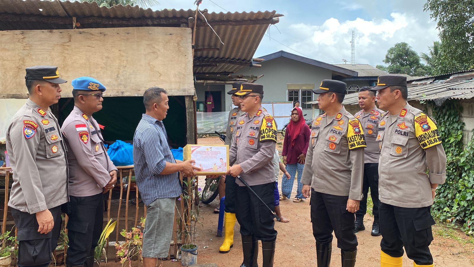 Kapolres Bintan Kunjungi Warga Terdampak Banjir dan Berikan Bantuan