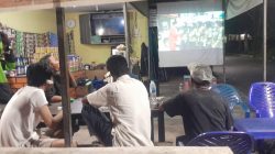 Koramil 03/Nongsa Gelar Nobar Sepak Bola Gembira Bersama Warga, Perkuat Kebersamaan TNI dan Masyarakat