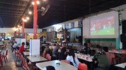 Koramil 02/Sekupang Gelar Nobar Sepak Bola Bersama Warga, Pererat Kebersamaan TNI dan Masyarakat di Batam