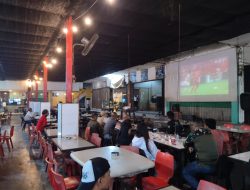 Koramil 02/Sekupang Gelar Nobar Sepak Bola Bersama Warga, Pererat Kebersamaan TNI dan Masyarakat di Batam